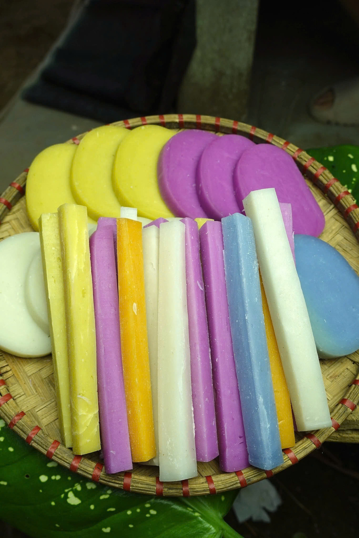 Nguyên liệu chính để làm bánh đá Hà Giang là những hạt gạo tẻ được tuyển chọn kỹ lưỡng. Người làm sẽ đem ngâm gạo, sau đó xay để tạo thành bột. Màu sắc của bánh đá đến từ các loại lá tự nhiên như lá dứa, lá cẩm, hoa đậu biếc, nghệ, gấc... Chính vì vậy, khi thưởng thức, người ăn sẽ cảm nhận được mùi thơm thoang thoảng của những loại lá và hoa này. Ảnh Internet