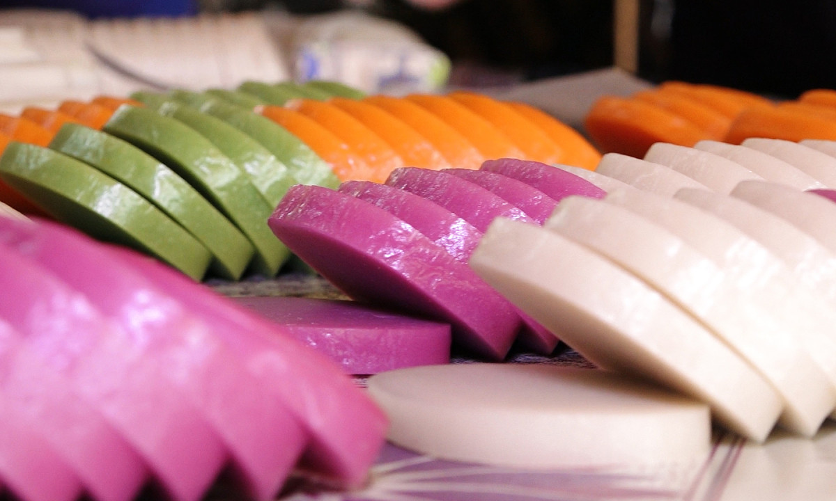 Những chiếc bánh này là món đặc sản riêng có của người Dao và người Nùng ở vùng rẻo cao Hà Giang. Sở dĩ nhiều người tò mò món ăn này bởi cái tên độc đáo và màu sắc bắt mắt của nó. Ảnh Internet