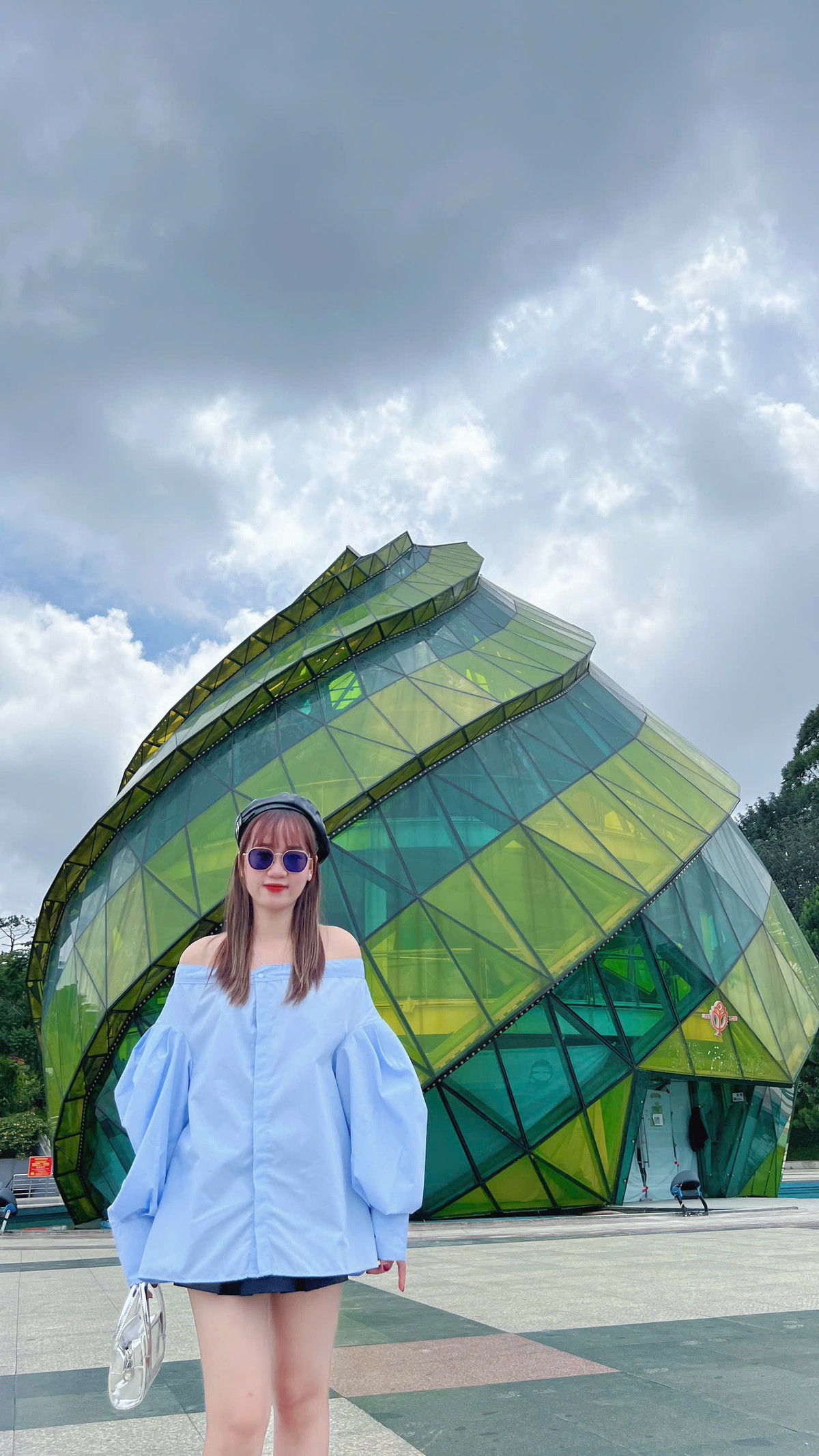 Quảng trường Lâm Viên là địa điểm được nhiều gia đình và giới trẻ đến để dạo chơi hay check in. Nơi này có không gian rộng cùng với công trình kiến trúc độc đáo, ấn tượng nên được nhiều người lựa chọn đến tham quan, chụp ảnh. Ảnh Hà Dung