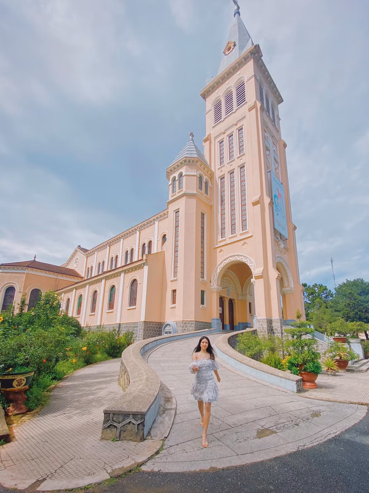 Được xây dựng theo lối kiến trúc Roma, nhà thờ con Gà là chứng nhân lịch sử cùng người Đà Lạt trải qua biết bao nhiêu thăng trầm của cuộc sống. Cho đến ngày nay, nhà thờ con gà vẫn luôn là điểm dừng chân của rất nhiều du khách có dịp ghé qua thành phố “mộng mơ”. Ảnh Internet