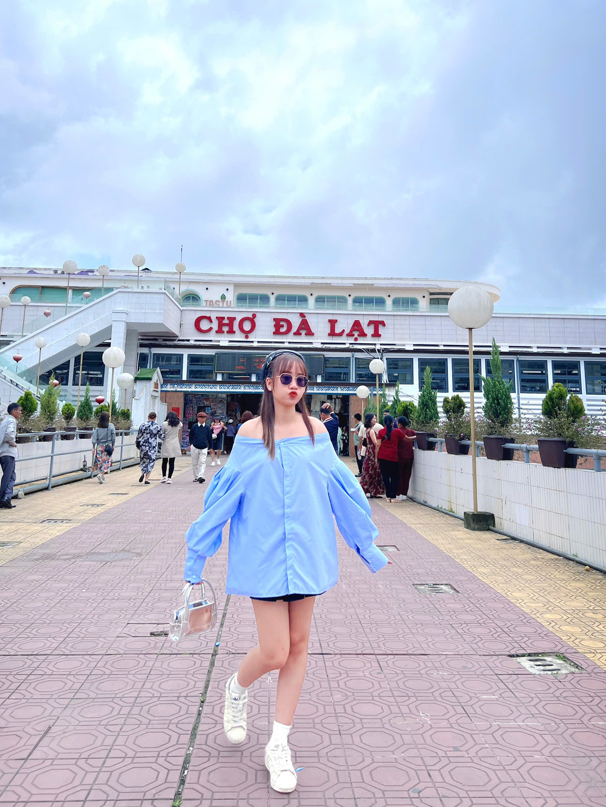 Chợ Đà Lạt là một trong những điểm đông đúc nhất trong thành phố này. Nơi đây đa dạng các loại sản phẩm như rau, củ, quả, đồ gia dụng, quần áo và các sản phẩm đặc trưng của Đà Lạt như dưa hấu, hoa, trà, cà phê, mứt… Chợ Đà Lạt không chỉ là nơi mua sắm mà còn mang đến trải nghiệm khám phá văn hóa địa phương và ẩm thực đường phố. Đây cũng là điểm đến “hot hit” cho giới trẻ hiện nay để “check-in” và tạo dấu ấn trên mạng xã hội. Ảnh Hà Dung