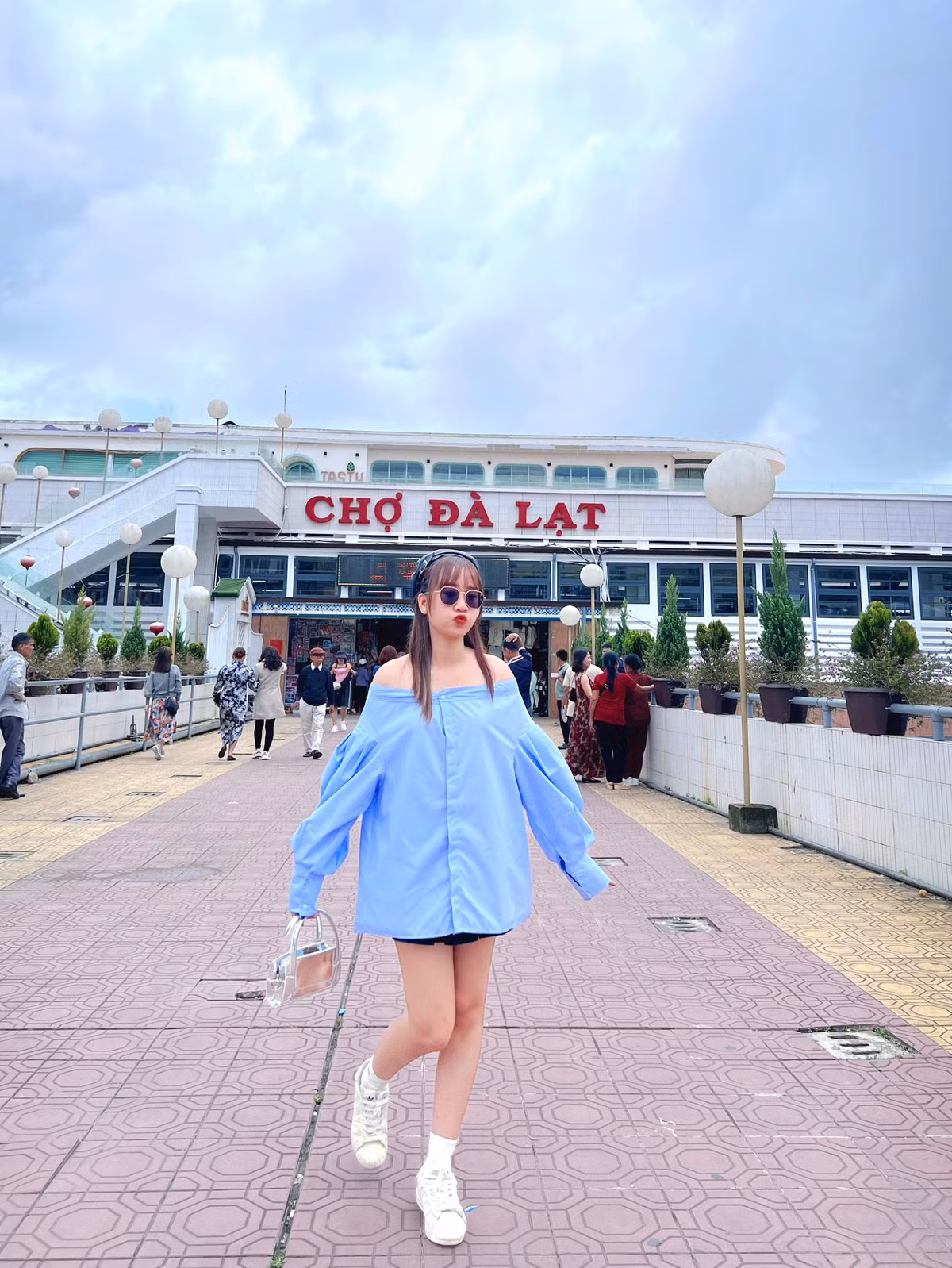 Chợ Đà Lạt là một trong những điểm đông đúc nhất trong thành phố này. Nơi đây đa dạng các loại sản phẩm như rau, củ, quả, đồ gia dụng, quần áo và các sản phẩm đặc trưng của Đà Lạt như dưa hấu, hoa, trà, cà phê, mứt… Chợ Đà Lạt không chỉ là nơi mua sắm mà còn mang đến trải nghiệm khám phá văn hóa địa phương và ẩm thực đường phố. Đây cũng là điểm đến “hot hit” cho giới trẻ hiện nay để “check-in” và tạo dấu ấn trên mạng xã hội. Ảnh Hà Dung