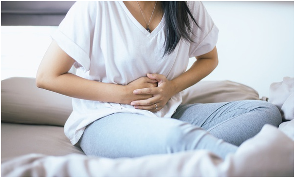  Giúp giảm đau bụng kinh: Cực khoái có thể làm giảm đau bụng kinh. Đau bụng kinh là kết quả của việc tử cung co bóp để giải phóng niêm mạc. Khi đạt cực khoái, các cơ tử cung cũng co bóp rồi thả ra. Việc giải phóng đó sẽ giúp giảm đau bụng mà nhiều phụ nữ gặp phải trong kỳ kinh nguyệt. Tình dục cũng kích hoạt giải phóng các chất hóa học gọi là endorphin, khiến phụ nữ cảm thấy dễ chịu. Ngoài ra, việc tham gia vào hoạt động tình dục chiếm giữ tâm trí, điều này có thể giúp thoát khỏi sự khó chịu trong kỳ kinh nguyệt. Ảnh minh họa