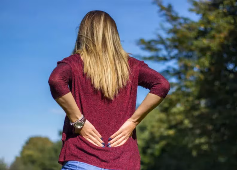  Giảm đau lưng: So với đi bộ bình thường, đi bộ nhanh có thể phân tán tải trọng khắp cơ thể, nhờ đó giải phóng các mô của cột sống, duy trì cân nặng hợp lý và giảm áp lực cho lưng. Ảnh minh họa