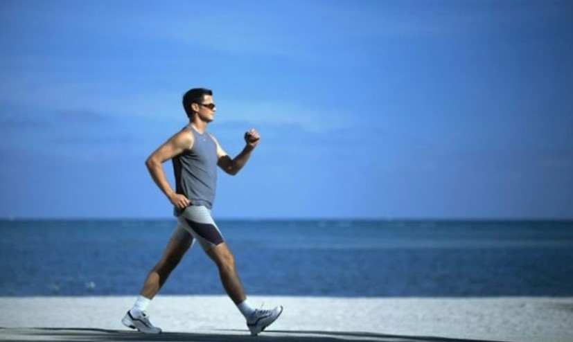 Tiếp đất bằng gót chân: Tiếp đất bằng gót chân và sau đó là bàn chân. Khi chân bạn vung về phía trước, gót chân sẽ là phần đầu tiên của bàn chân tiếp xúc với mặt đường. Tập trung giữ các ngón chân lên khi bạn tiếp đất.