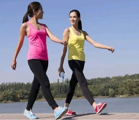 Giữ chân trước thẳng: Từ lúc bàn chân chạm đất cho đến khi chân ở dưới cơ thể, hãy giữ chân thẳng nhưng không khóa ở đầu gối. Bạn sẽ có sải chân mượt mà hơn và có thể đẩy mình về phía trước dễ dàng hơn. Ảnh minh họa