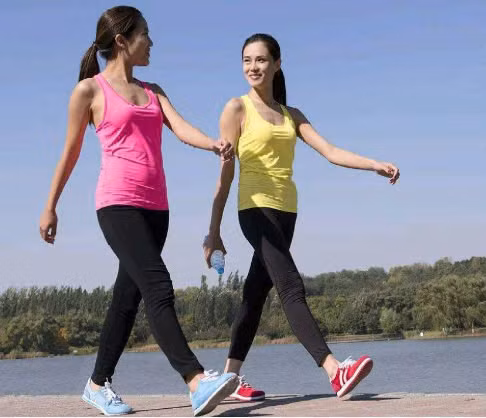 Giữ chân trước thẳng: Từ lúc bàn chân chạm đất cho đến khi chân ở dưới cơ thể, hãy giữ chân thẳng nhưng không khóa ở đầu gối. Bạn sẽ có sải chân mượt mà hơn và có thể đẩy mình về phía trước dễ dàng hơn. Ảnh minh họa