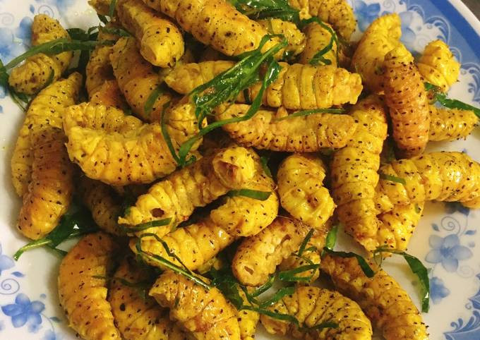 Người ta đem tằm thả vào chậu đầy nước, khoắng rửa cho sạch, rồi chần trong nước sôi. Tằm được bỏ vào chảo rang cùng với muối, đảo luôn tay để tránh bị khét. Khi những con tằm đã săn lại thì múc tằm ra đĩa, để riêng. Sau đó rắc một ít lá chanh thái chỉ vào chảo tằm rang vừa bắc xuống. Con tằm rang khéo có màu vàng bóng đẹp mắt, khi ăn có vị ngọt đậm, béo ngậy. Ảnh Internet