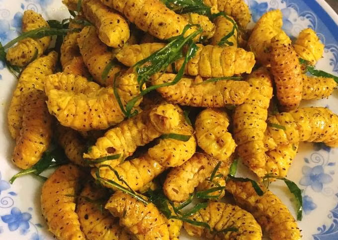 Người ta đem tằm thả vào chậu đầy nước, khoắng rửa cho sạch, rồi chần trong nước sôi. Tằm được bỏ vào chảo rang cùng với muối, đảo luôn tay để tránh bị khét. Khi những con tằm đã săn lại thì múc tằm ra đĩa, để riêng. Sau đó rắc một ít lá chanh thái chỉ vào chảo tằm rang vừa bắc xuống. Con tằm rang khéo có màu vàng bóng đẹp mắt, khi ăn có vị ngọt đậm, béo ngậy. Ảnh Internet