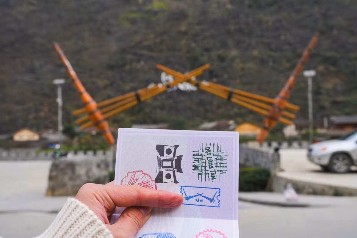 Dù mới được một số địa điểm du lịch tại Hà Giang triển khai nhưng hoạt động đóng dấu mộc đã cho thấy sức hút với du khách. Ảnh Internet