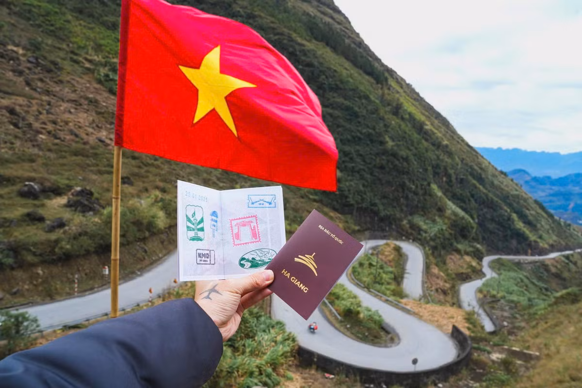 Hành trình săn dấu mộc bắt đầu từ cột mốc Km số 0 nơi bán sổ và cũng là điểm đóng dấu đầu tiên. Từ đây, du khách sẽ di chuyển qua 11 tọa độ còn lại, mỗi điểm đều là một biểu tượng của Hà Giang như đèo Mã Pí Lèng, Dinh thự họ Vương, Cột cờ Lũng Cú, phố cổ Đồng Văn... Ảnh Tô Đi Đâu