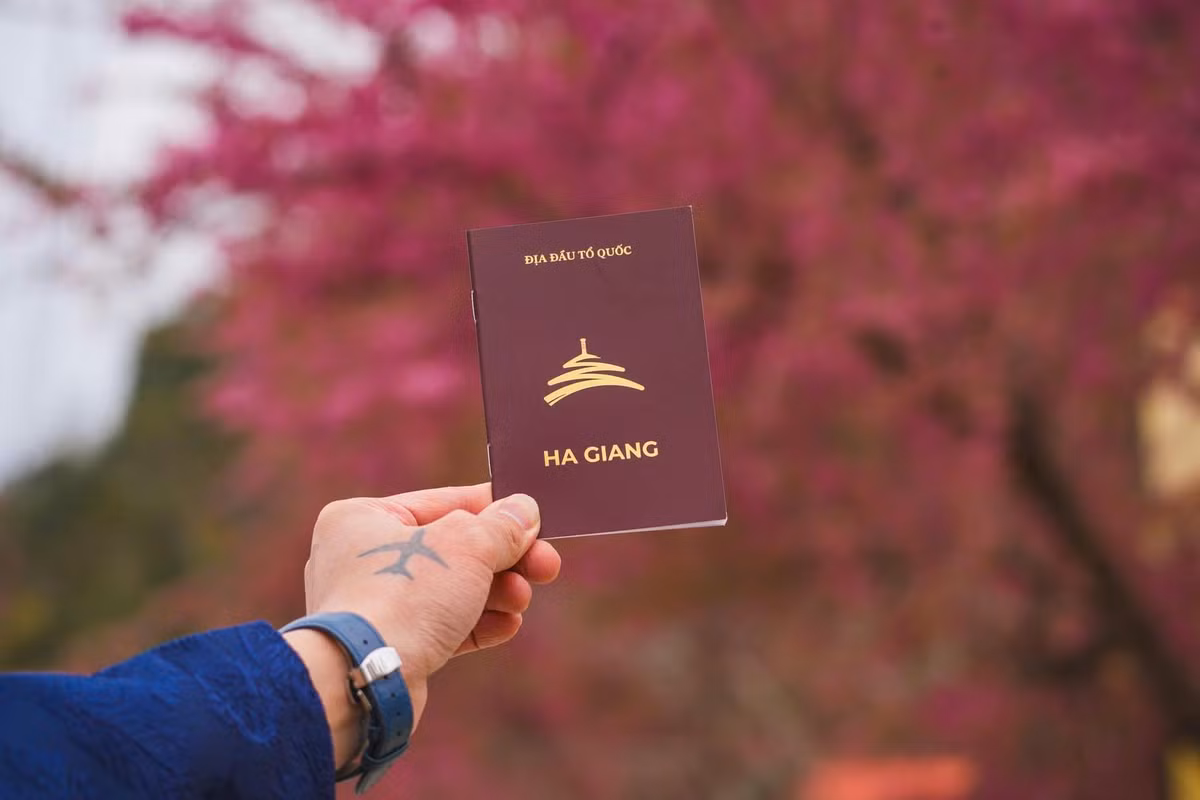 Xuất hiện như một cách ghi dấu hành trình khám phá, “Hà Giang Passport“ này không chỉ giúp du khách lưu giữ kỷ niệm mà còn kích thích tinh thần trải nghiệm và chinh phục. Ảnh Tô Đi Đâu