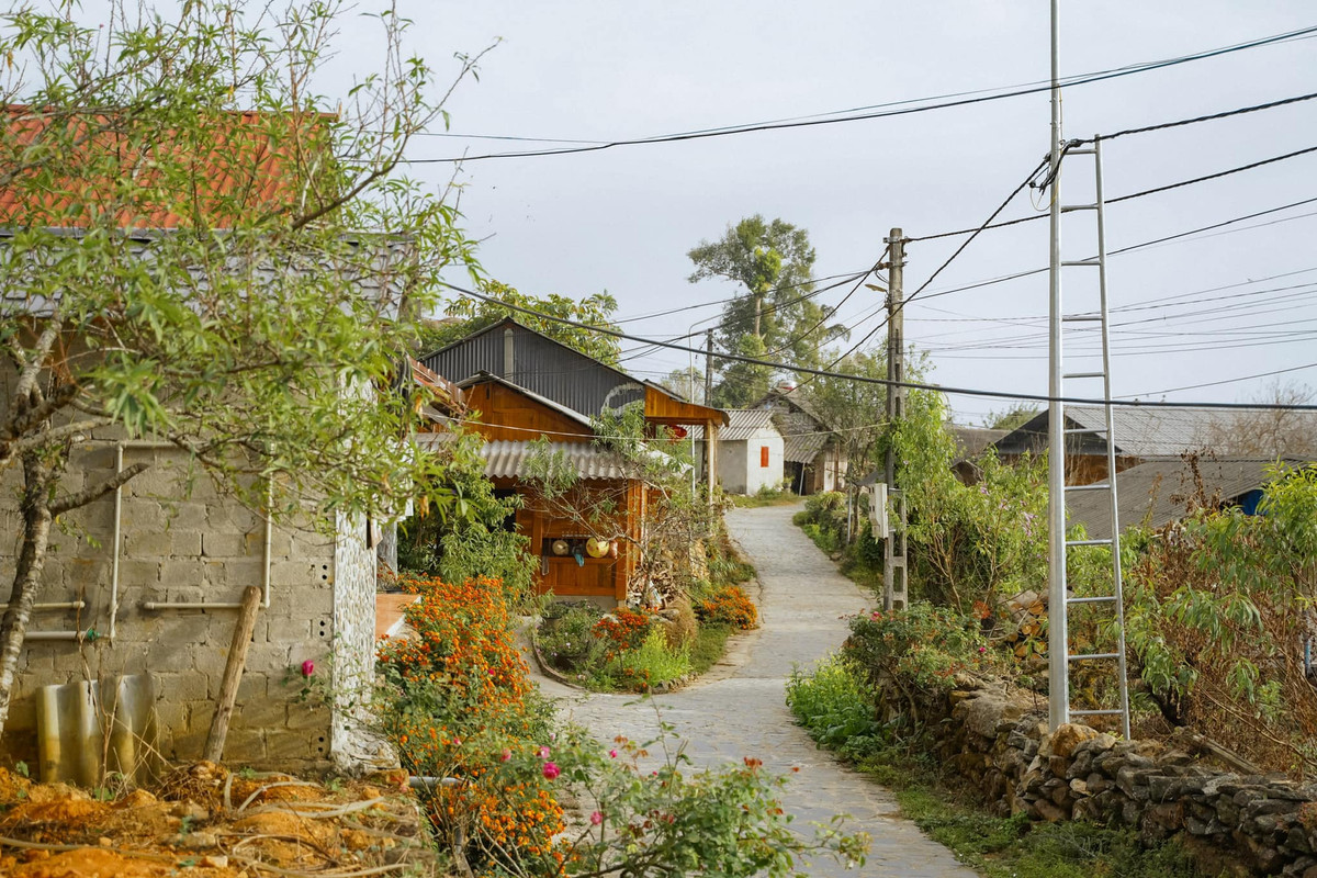 Vẻ đẹp của Sì Thâu Chải còn đến từ những con đường lát đá thanh bình và không gian bình dị của nhịp sống hiền hòa của người dân bản địa. Ảnh Chuyến đi của Tali