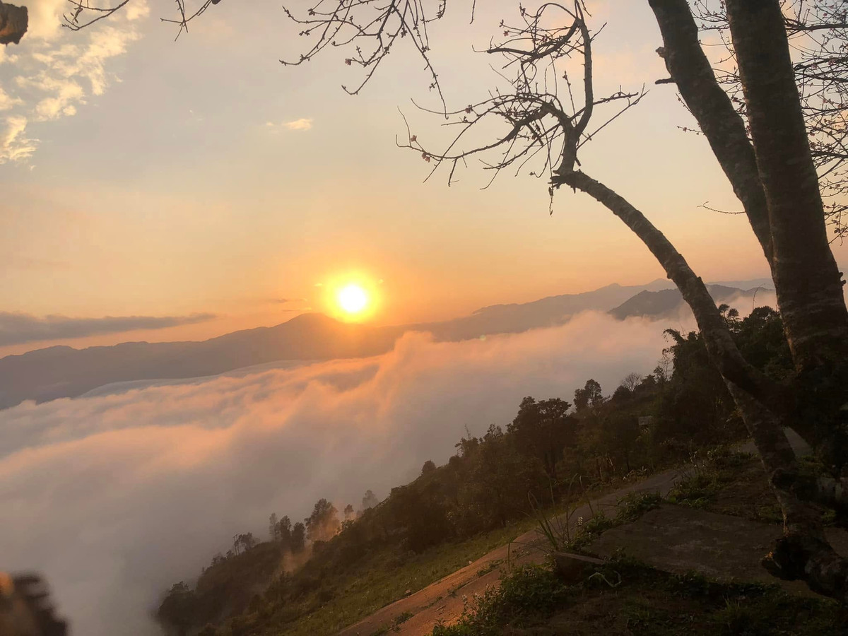 Không gian nên thơ và ngập mây của núi rừng nơi đây đẹp tựa một nàng tiên đang say giấc giữa chốn đại ngàn. Ảnh Fb Huệ Thu