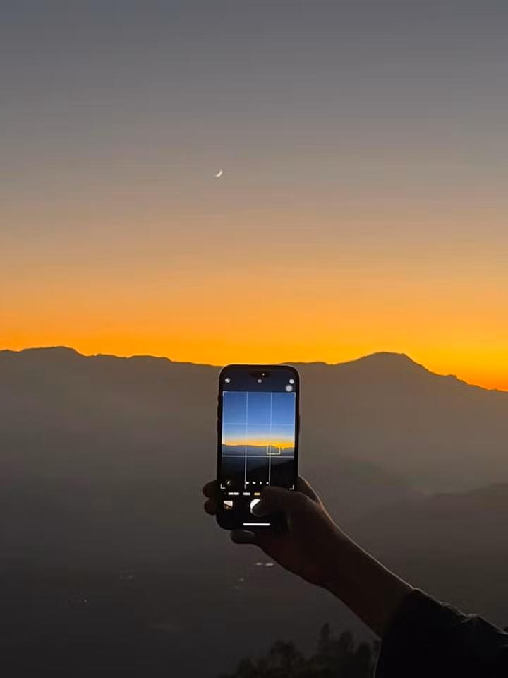 Sì Thâu Chải mang sắc màu dung dị, nhẹ nhàng với con đường lên bản yên bình cùng không gian thiên nhiên xanh ngát bao quanh. Từ bản làng, du khách có thể phóng tầm mắt chiêm ngưỡng vẻ đẹp rực rỡ của khung cảnh núi non hùng vĩ cũng như ghi lại những thước phim ấn tượng về khung cảnh toàn bích nơi đây. Ảnh Internet