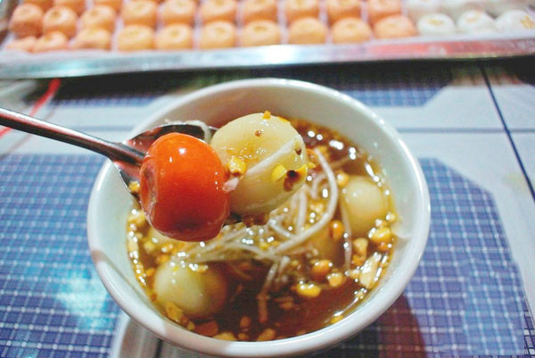 Bánh coóng phù là một dạng bánh trôi đặc sắc của vùng Cao Bằng. Món này làm từ gạo nếp, đường, đậu phộng, mè và gừng tươi. Với cách làm tương tự bánh trôi bình thường nhưng không có nhân bánh và có nhiều màu. Một bát bánh coóng phù ấm nóng sẽ là lựa chọn lý tưởng cho du khách khi tới du lịch Cao Bằng. Ảnh Internet