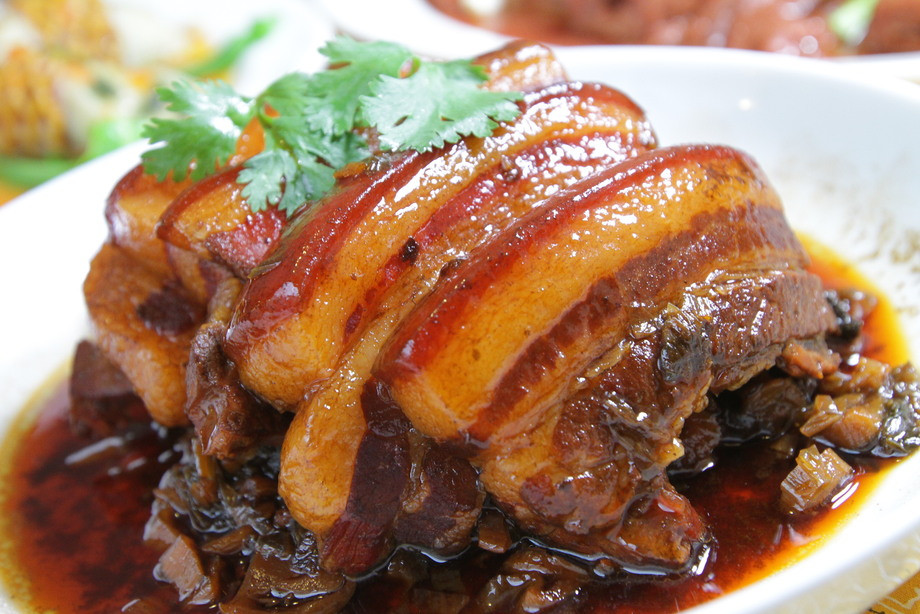 Nằm khâu là món ăn đặc sản Cao Bằng tiếp theo mà bạn nên thử. Món ăn này chế biến từ thịt ba chỉ, chiên vàng giòn và sau đó hấp với khoai sọ, đường đỏ. Hương vị của nằm khâu rất đặc biệt, thịt béo ngậy và khoai bở tơi, kết hợp với nước chấm riêng biệt tạo nên một món ăn đặc sản Cao Bằng đầy hấp dẫn. Ảnh Internet