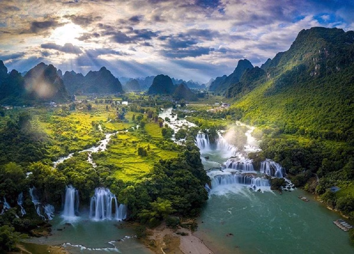 Cao Bằng là tỉnh thành nằm ở vùng địa đầu tổ quốc, nơi có địa hình sông, suối dày đặc, nhiều đồi núi và thung lũng. Nơi đây được ví như “viên ngọc xanh” của núi rừng Đông Bắc làm say đắm lòng người bằng khung cảnh hữu tình, núi non, suối thác hùng vĩ, cùng với đó là vô vàn danh lam thắng cảnh. Ảnh Internet