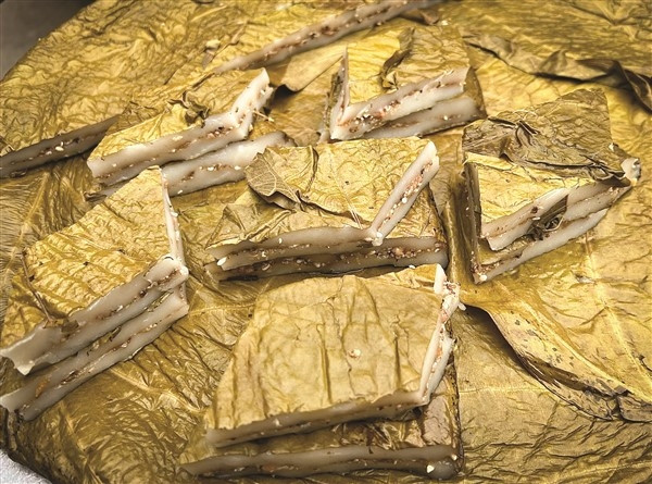 Một món ăn đặc biệt nữa mà bạn phải thử khi đi du lịch Cao Bằng là bánh trứng kiến. Món bánh này có nguồn gốc từ dân tộc Tày, với vỏ bánh là bột nếp mềm và nhân trứng kiến thơm ngon. Đây là một món ăn đặc sản Cao Bằng chỉ có vào mùa sinh sản của kiến, từ tháng 4 đến tháng 5, khi trứng kiến nhiều và dễ thu hoạch. Ảnh Internet