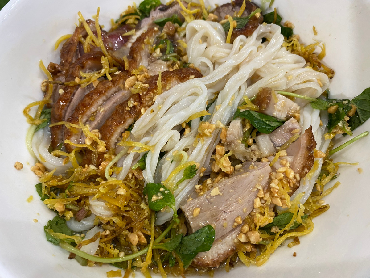 Khi đến Cao Bằng, đừng quên thưởng thức phở chua, một món ăn đặc sản Cao Bằng mang hương vị đặc trưng. Món phở này được trộn với thịt lợn chiên giòn hoặc thịt vịt quay, măng chua, đậu phộng, nước mắm chua ngọt. Đây là một món ăn nổi bật trong các bữa sáng ở Cao Bằng, bạn không thể bỏ qua khi đến với vùng đất này. Ảnh Internet