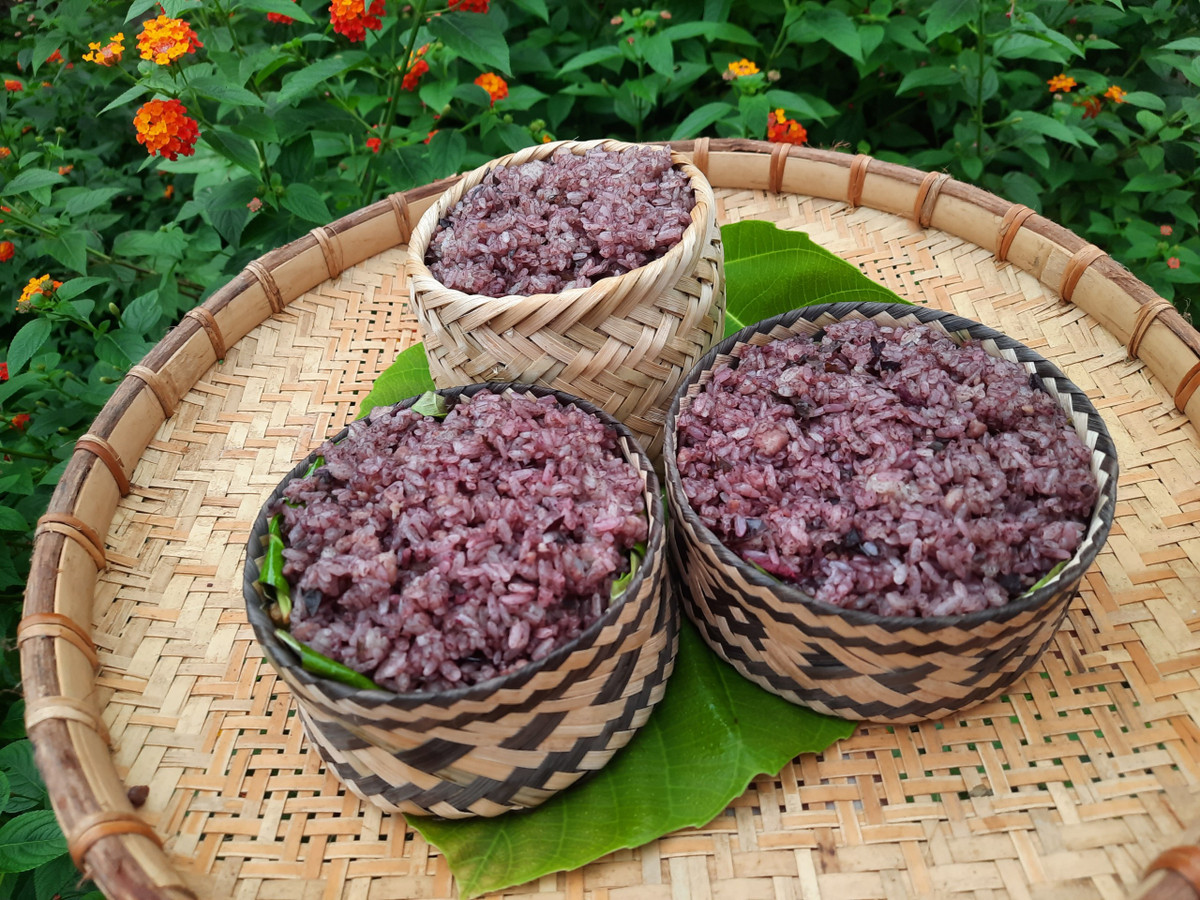 Cứ vào độ cuối thu khoảng tháng 9 - tháng 10 là thời gian thu hoạch trám đen. Trám đen có thể chế biến được nhiều món ngon như: xôi trám đen, trám đen kho cá, trám rang thịt, trám nhồi thịt... Trong đó, xôi trám đen là đặc sản nổi tiếng và được nhiều người biết đến. Ảnh Ỉnternet