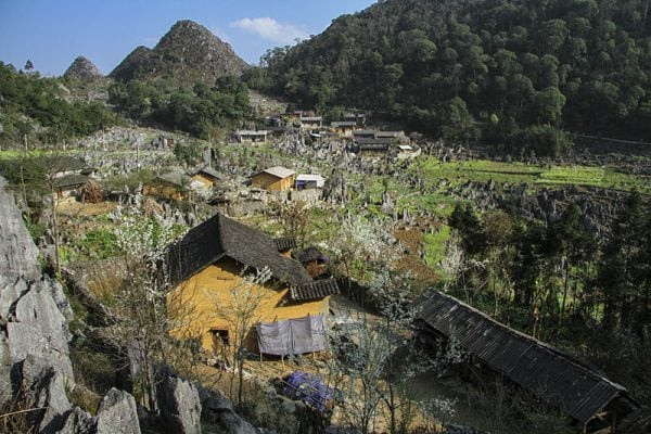 Nằm cách trung tâm Sủng Là chỉ khoảng 6km, Lao Xa có nét đẹp đặc trưng của một bản làng vùng cao, đó sự yên bình, nhẹ nhàng, không ồn ào, không xô bồ. Lao Xa nổi tiếng bởi làng nghề chạm bạc truyền thống. Ảnh Internet