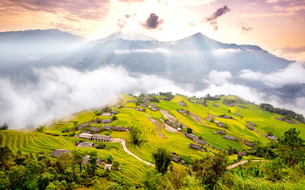 Không chỉ lôi cuốn du khách bởi vẻ đẹp thiên nhiên hùng vĩ nhưng không kém phần hoang dại mà Hà Giang còn hấp dẫn du khách trong nước và nước ngoài bởi những ngôi làng còn giữ được nét văn hóa với các ngôi nhà trình tường, mái ngói âm dương của đồng bào dân tộc. Ảnh Internet