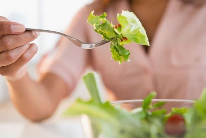 ##b###Ăn rau củ trước mỗi bữa ăn: Các chuyên gia dinh dưỡng đã chỉ ra rằng nên ăn canh, rau, củ trước khi ăn các món chính chứa nhiều đạm. Điều này sẽ giúp hạn chế tiêu thụ quá nhiều thịt, cá, đồ ăn nhiều dầu mỡ, giảm cảm giác thèm ăn. Cách này vừa tốt cho cơ thể, lại vừa giảm cân hiệu quả hơn. Ảnh minh họa