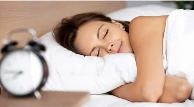  Ngủ đủ giấc: Việc ngủ qúa ít sẽ khiến cơ thể phải sản sinh ra nhiều cortisol- một loại hormone giảm stress. Bên cạnh chức năng chính của mình, cortisol còn khiến chúng ta có cảm giác thèm ăn. Vì vậy nó chính là kẻ thù của những ai đang ăn kiêng. Nói như vậy không có nghĩa là bạn nên ngủ nhiều để giảm cân. Theo kết qủa nghiên cứu của nhiều chuyên gia, nếu con người ngủ hơn 10 tiếng một ngày sẽ làm tăng trọng lượng cơ thể lên một cách đáng kể. Thời gian ngủ từ 7-9 tiếng là mức phù hợp nhất với cơ thể của bạn. Ảnh minh họa