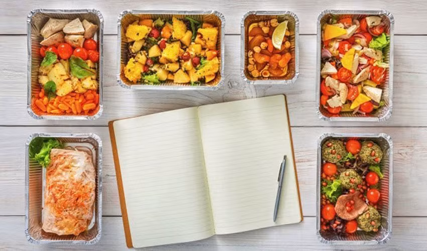  Chia nhỏ bữa ăn: Nên chia nhỏ thực đơn thành 5 – 6 bữa mỗi ngày, mỗi bữa cách nhau 2 – 3 tiếng sẽ giúp giảm cân hiệu quả. Khoa học đã chứng minh việc chia nhỏ bữa ăn sẽ giúp cải thiện quá trình trao đổi chất tự nhiên của cơ thể, đốt cháy nhiều chất béo. Ảnh minh họa