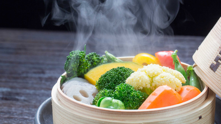  Ưu tiên thực phẩm hấp, luộc: Hạn chế các món ăn nhiều dầu mỡ, thay vào đó là những món canh, luộc, hấp… cách này giúp giữ được hương vị của món ăn và giúp cơ thể hạn chế hấp thụ calo, từ đó giúp giảm cân nhanh hơn. Việc ăn các loại rau củ trước bữa ăn cũng giảm bớt tiêu thụ nhiều thịt, cá, đồ ăn dầu mỡ, giảm cảm giác thèm ăn, cách này vừa tốt cho cơ thể vừa giảm cân hiệu quả. Ảnh minh họa