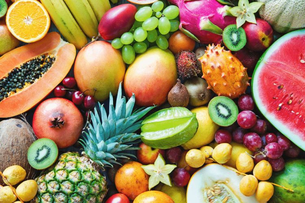  Hạn chế đồ ăn chứa đường và thay thế bằng trái cây: “Ăn đường có thể gây nghiện” nên giai đoạn đầu khi cắt đường sẽ không dễ dàng. Sau bữa tối cuối cùng của kỳ nghỉ lễ, bạn phải quyết tâm không ăn đồ tráng miệng chứa đường trong ít nhất 4 đến 10 ngày. Thay vì ăn bánh kẹo, bạn hãy tăng cường việc ăn trái cây có vị ngọt tự nhiên và rau xanh. Ăn trái cây rất tốt cho quá trình giảm cân bởi vì trong trái cây chứa nhiều chất dinh dưỡng, khoáng chất và vitamin tốt cho sức khỏe. Hơn nữa, lượng calo có trong trái cây cũng rất ít, điều này rất cần thiết cho việc giảm cân. dứa,… Ảnh minh họa