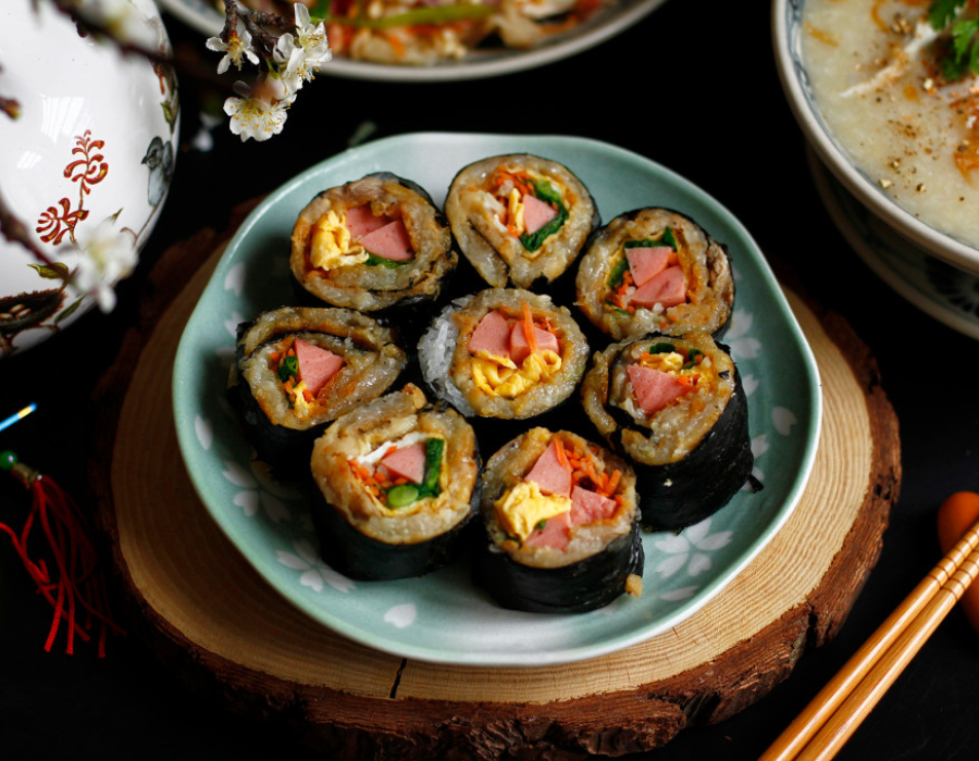  Kimbap bánh chưng với phần nhân phiên bản ''vét tủ lạnh'' cũng góp phần mang đến hương vị giòn dẻo, lạ miệng.