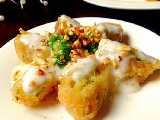 Bánh chưng thái lát cho vào nồi hấp cách thuỷ cho mềm. Rồi cho vào túi nylon, xả khăn sạch vắt ráo rồi bọc khăn bên ngoài túi bánh, nhồi bánh như nhồi bột bánh mì, khi nào nếp quyện vào nhau thành khối dẻo mịn là được. Sau đó dàn nếp bánh chưng lên tấm nylon hình chữ nhật rồi cho khoai dàn đều, cuộn lại rồi đem chiên. Khi bánh giòn và vàng thì đem ra đặt lên giấy thấm dầu. Ảnh Internet