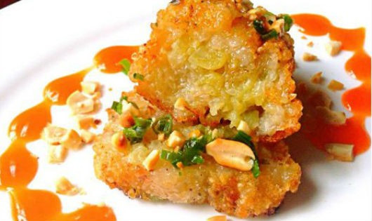  Bánh chưng bọc khoai lang chiên: Cho nước cốt dừa, nước lọc, bột năng, đường vào nồi khuấy đều, bắc lên bếp đun nhỏ lửa đến khi hỗn hợp sôi và sền sệt. Sau đó làm mỡ hành: hành lá thái nhỏ, cho dầu ăn sôi cho vào chén hành. Khoai lang bào vỏ, thái nhỏ cho vào nồi luộc chín, đổ ra rổ để ráo. Cho vào chút muối, chút đường, mỡ hành đã làm trước đó. Sau đó bạn trộn đều cho khoai nát và gia vị thấm đều. Ảnh Internet