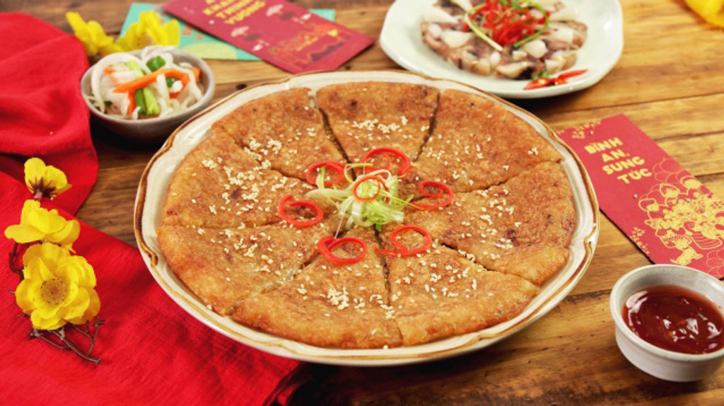  Pizza bánh chưng: Bánh chưng tách phần nhân thịt và vỏ bánh thêm các loại nguyên liệu khác như ớt chuông vàng, đỏ thái sợi; hành lá thái nhỏ; cà rốt, đậu Hà Lan, ngô ngọt luộc sơ. Ảnh minh họa