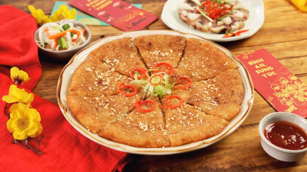  Pizza bánh chưng: Bánh chưng tách phần nhân thịt và vỏ bánh thêm các loại nguyên liệu khác như ớt chuông vàng, đỏ thái sợi; hành lá thái nhỏ; cà rốt, đậu Hà Lan, ngô ngọt luộc sơ. Ảnh minh họa