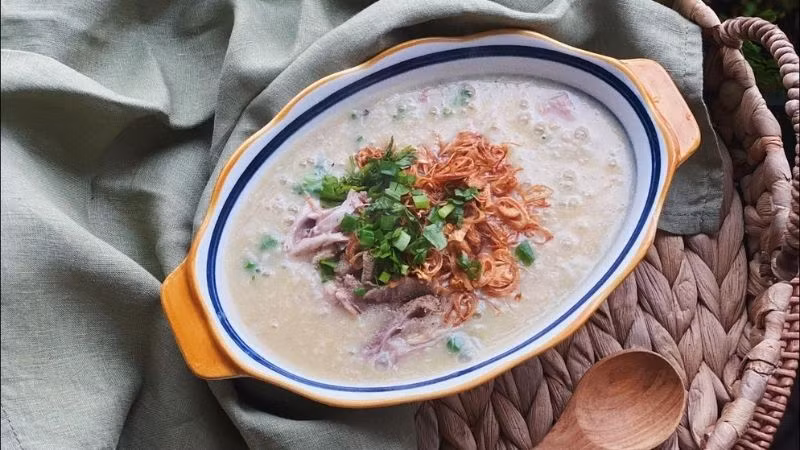 Cắt bánh chưng thành lát nhỏ rồi cho vào nồi nước (nếu sử dụng nước luộc gà thì món ăn ngon hơn). Vừa đun sôi vừa dầm nhuyễn. Để nồi cháo trên lửa nhỏ, tiếp tục nấu đến khi sánh lại, sền sệt. Cchỉ cần nêm nếm lại cho hợp khẩu vị là được. Phi thơm hành, cắt nhỏ hành lá, xé thịt gà và chuẩn bị một số gia vị như tiêu, ớt bột... Ảnh Internet