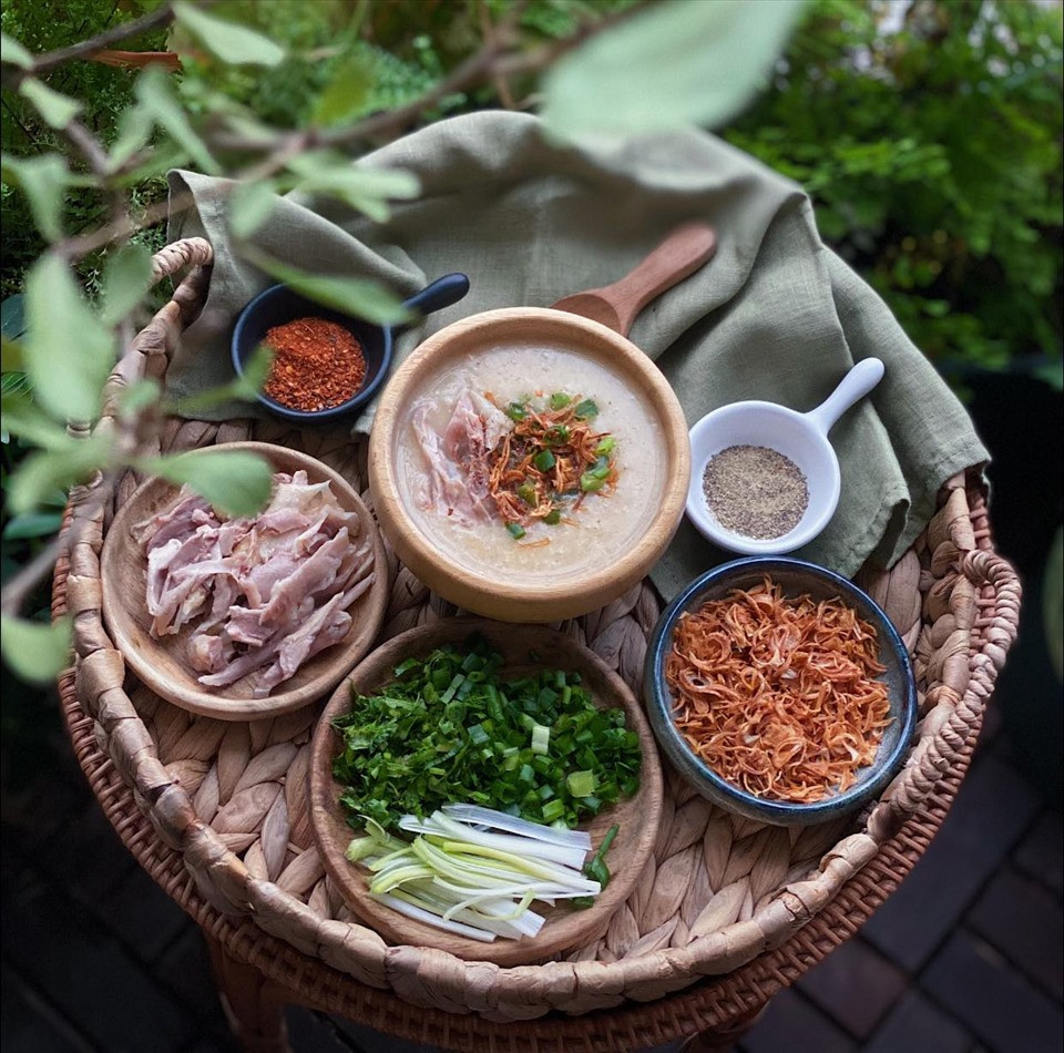  Cháo bánh chưng: Với bánh chưng, thịt gà luộc cộng thêm một ít hành lá, rau mùi thái nhỏ, tiêu, bột ớt, hành phi thơm, bạn có thể chế biến thành món cháo lạ vị, hấp dẫn đãi cả nhà. Cách này vừa giúp giải ngấy vừa xử lý gọn đồ ăn thừa trong tủ lạnh. Ảnh Hạ Mây