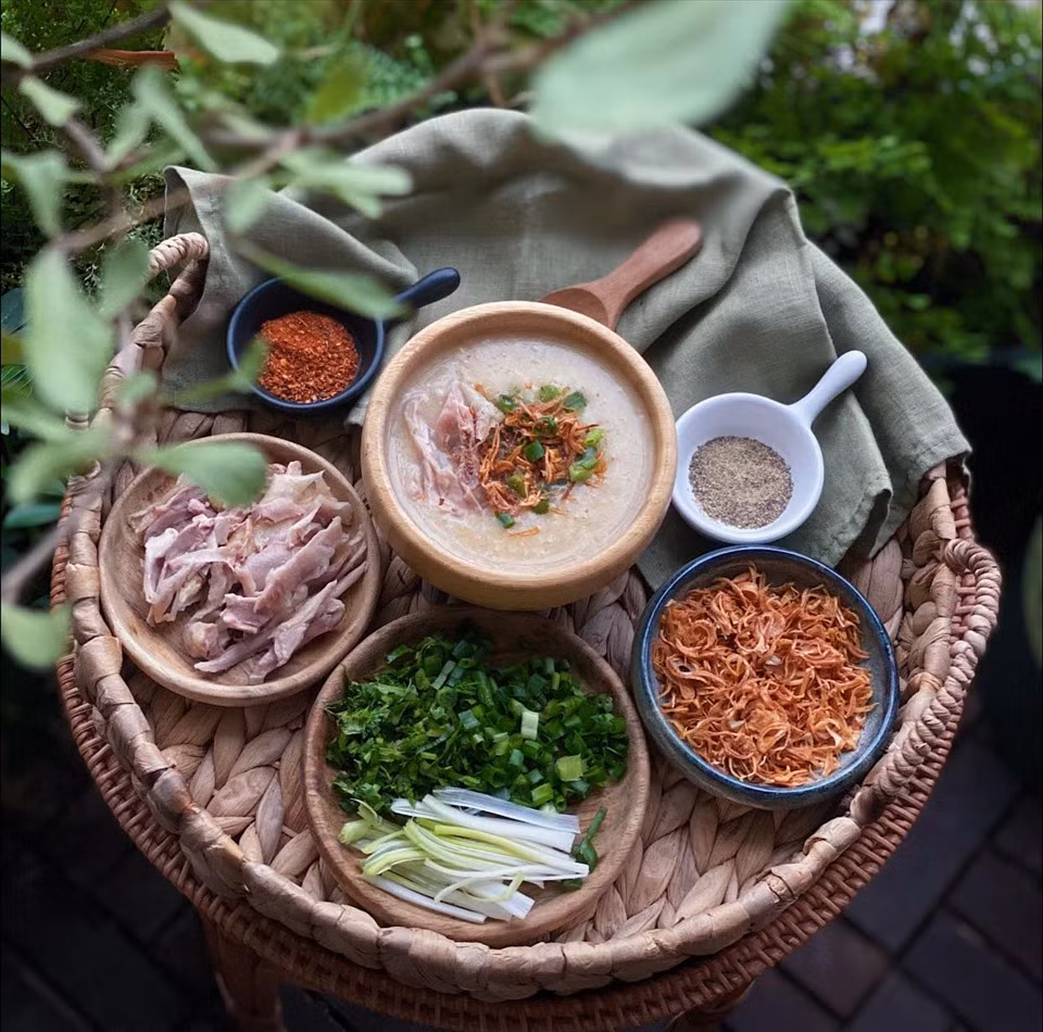  Cháo bánh chưng: Với bánh chưng, thịt gà luộc cộng thêm một ít hành lá, rau mùi thái nhỏ, tiêu, bột ớt, hành phi thơm, bạn có thể chế biến thành món cháo lạ vị, hấp dẫn đãi cả nhà. Cách này vừa giúp giải ngấy vừa xử lý gọn đồ ăn thừa trong tủ lạnh. Ảnh Hạ Mây