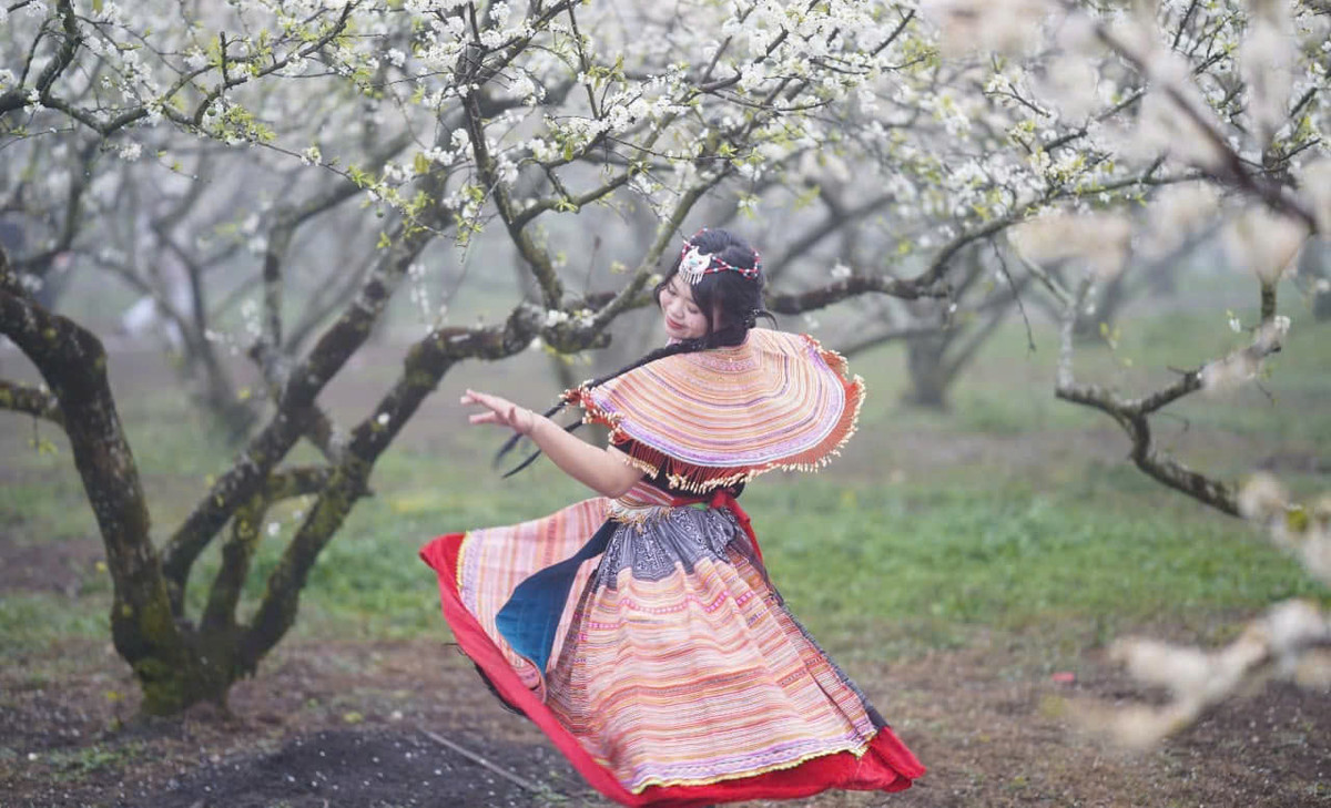 Mùa xuân là thời điểm Bắc Hà (Lào Cai) khoác trên mình "chiếc áo" trắng tinh khôi tạo nên bức tranh phong cảnh tuyệt đẹp mà bất kỳ ai cũng mê đắm. Ảnh Lê Yến Travel
