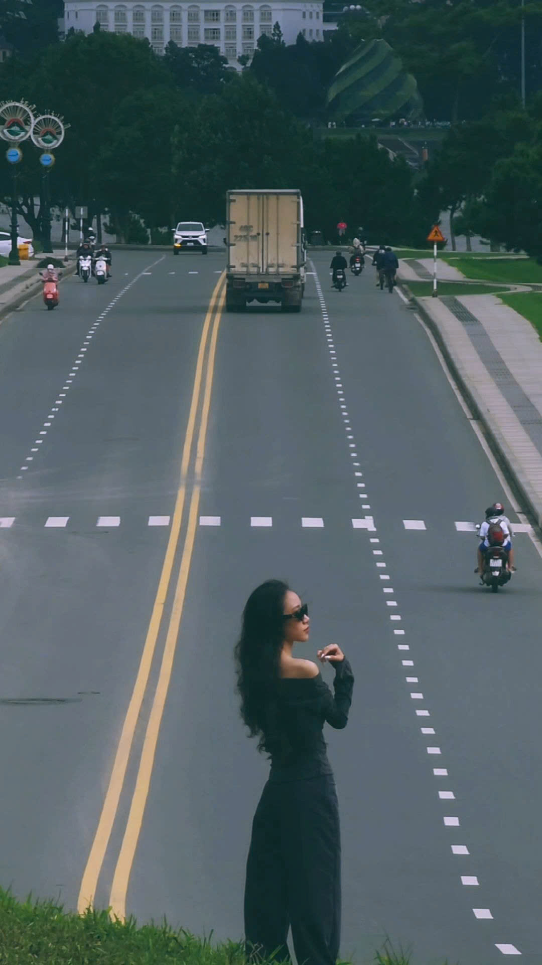 Theo Cổng thông tin điện tử tỉnh Lâm Đồng, đường Sương Nguyệt Ánh dài 520m, nối từ đường Bà Huyện Thanh Quan đến đường Nguyễn Đình Chiểu, hai bên đường có nhiều biệt thự.