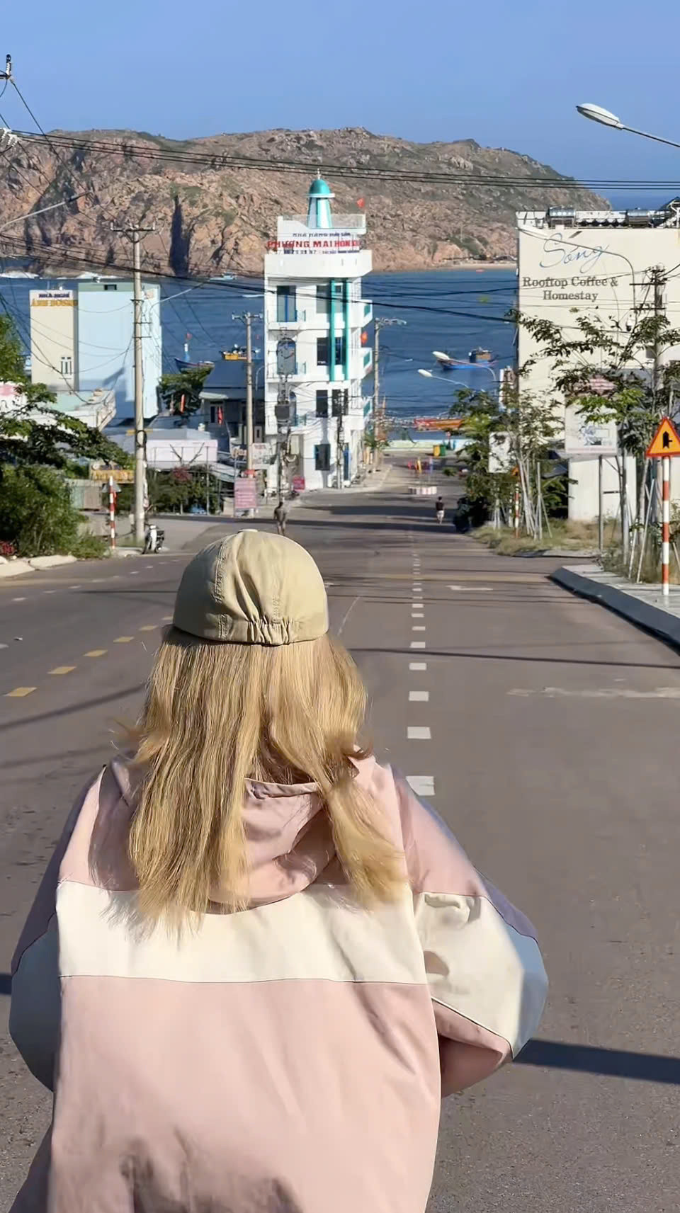 Không riêng Sương Nguyệt Anh ở Đà Lạt, một số điểm đến có địa hình dốc tương tự tại Việt Nam cũng nhận được sự chú ý nhất định từ những người yêu thích trend Đại Lý, chẳng hạn dốc con rồng ở đường Thùy Vân (Vũng Tàu), con đường ở làng chài Nhơn Hải (Quy Nhơn) hay rừng thông Măng Đen (Kon Tum)... Ảnh phuongtali_2709