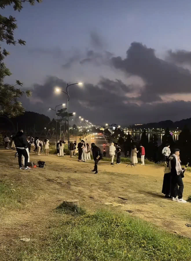 Khi màn đêm buông xuống, dốc Sương Nguyệt Ánh tại Đà Lạt vẫn rất đông các bạn trẻ đến quay video, chụp ảnh... Ảnh Tourdalat1