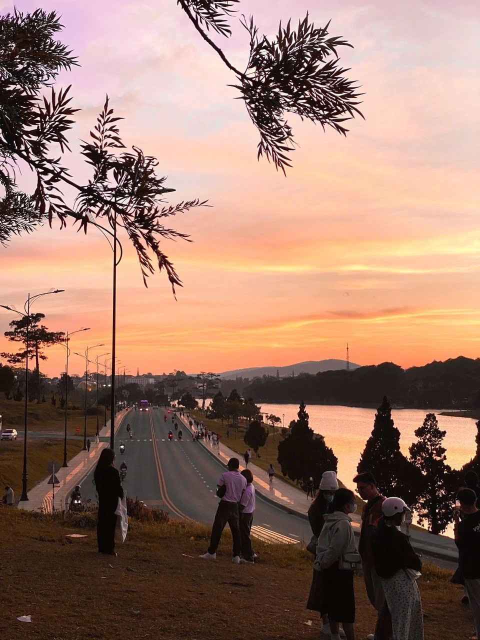 Trước đó, năm 2024, con dốc trên đã nổi tiếng với người dân sống ở phía nam cao nguyên Lâm Viên nhờ view ngắm hoàng hôn đẹp, yên bình. Ảnh Znews