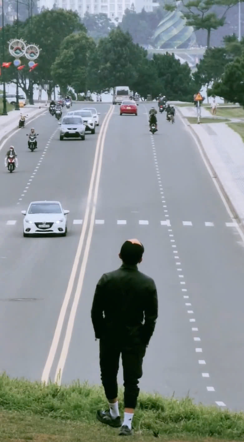 Chụp ảnh từ con dốc, du khách có thể bắt trọn hình ảnh cung đường tấp nập xe cộ, phía xa là hồ nước trong xanh và núi non hùng vĩ. Những đoạn video check-in ở đây nhanh chóng thu hút triệu lượt xem trên các nền tảng mạng xã hội. Ảnh haocadidaudo