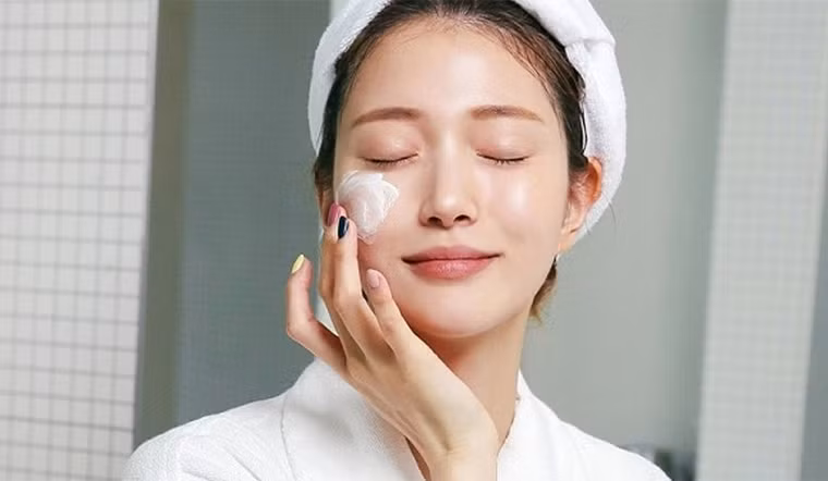  Thoa kem dưỡng ẩm: Đây là việc không thể thiếu mỗi tối sau khi tắm hoặc trước khi đi ngủ. Nên sử dụng các loại kem có chứa các thành phần như ceramide, hyaluronic acid, glycerin ngay lúc da còn ẩm. Ảnh minh họa