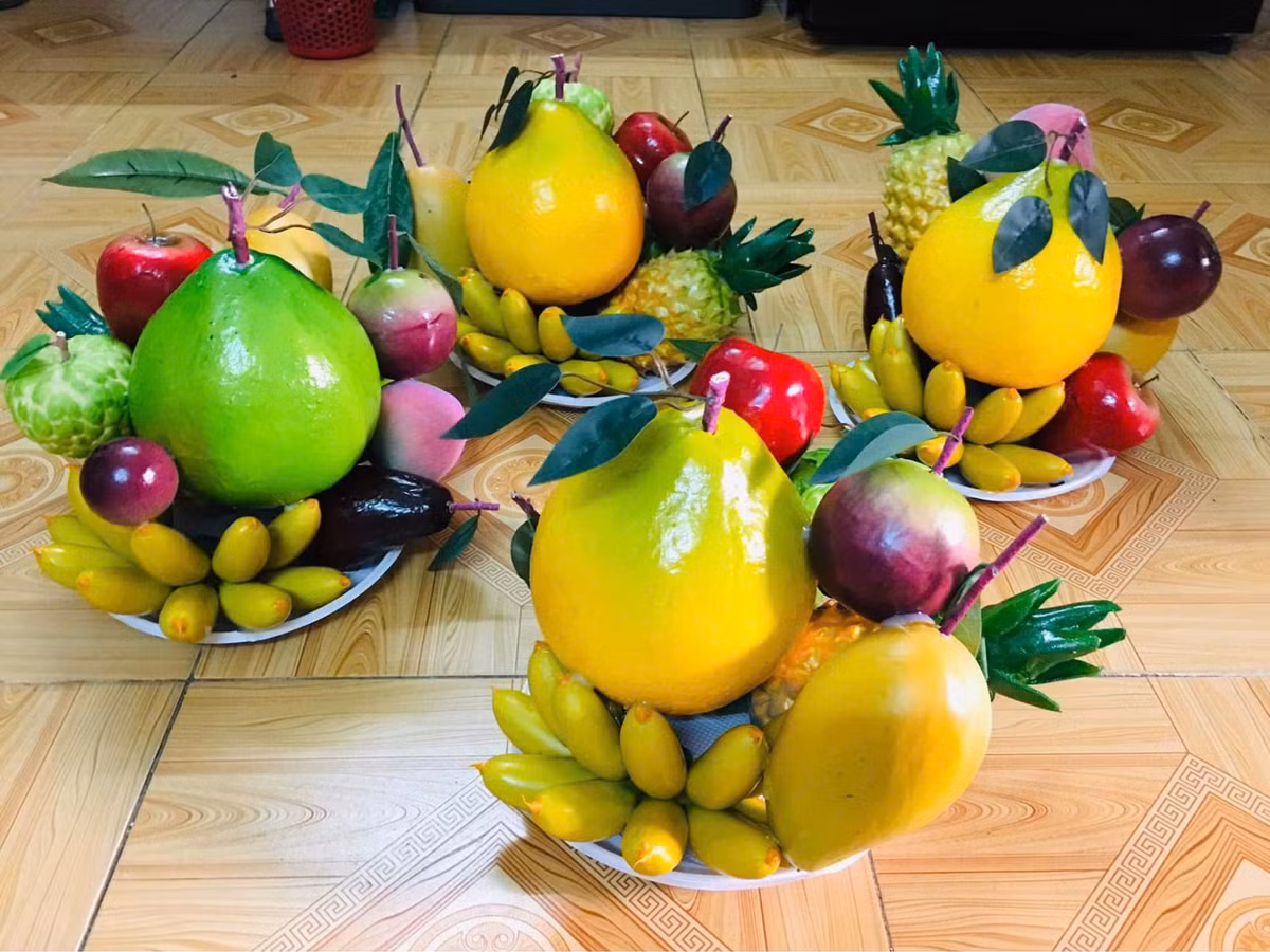  Hoa quả giả chỉ nên dùng để trang trí, còn trong thờ cúng chỉ nên dùng hoa quả tươi, để thể hiện đầy đủ thành ý có như vậy thần linh mới chứng giám mà phù hộ cho gia chủ được may mắn, tài lộc. Ảnh minh họa