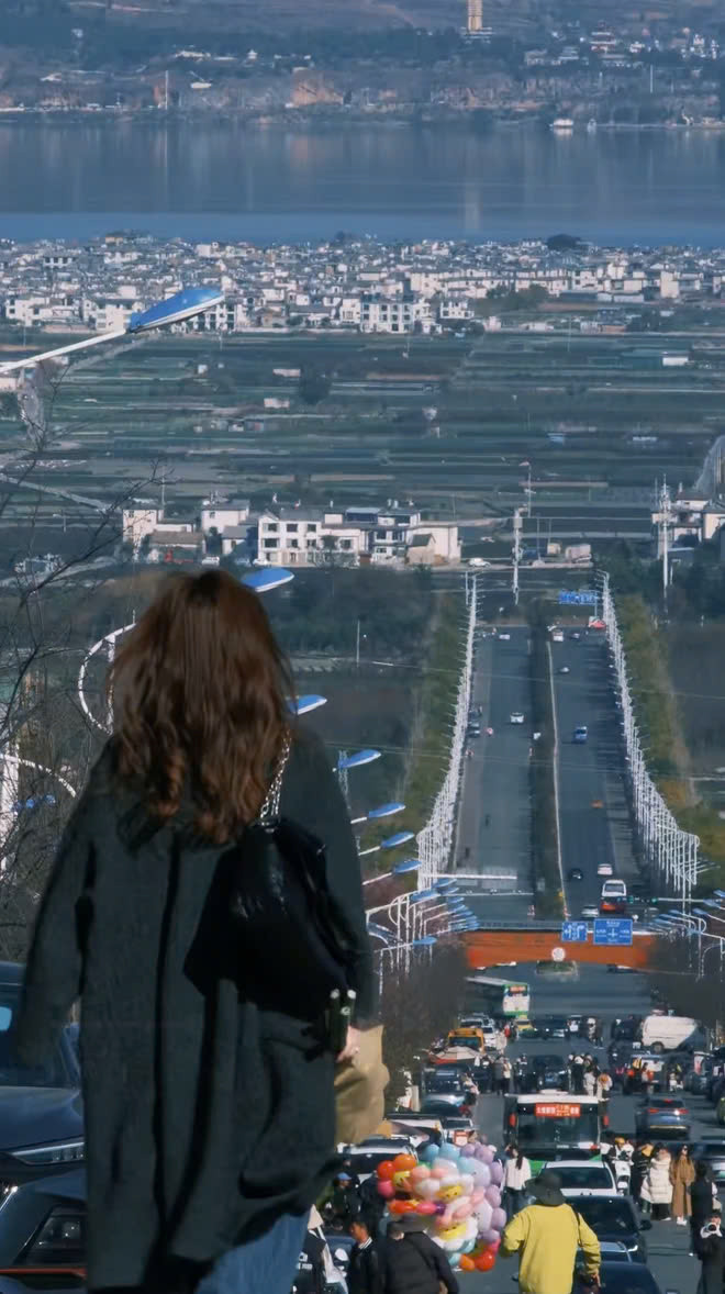 Tuy nhiên, dù thu hút đông đảo người tham gia, “há miệng nuốt tàu điện” vẫn chưa thể sánh được về độ lan tỏa so với trào lưu “dốc Đại Lý”. Ảnh douyin