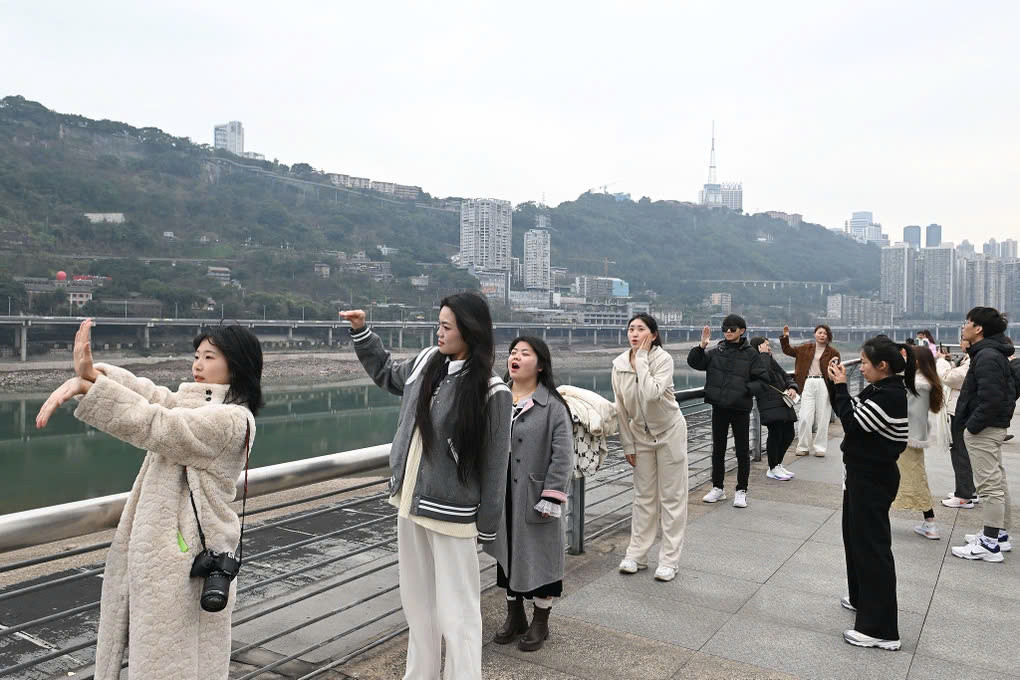 Tận dụng hiệu ứng này, nhiều người, đặc biệt là giới trẻ, đã sáng tạo ra những bức ảnh và video độc đáo, bằng việc áp dụng kỹ thuật phối cảnh xa - gần. Ảnh Qi Lansen